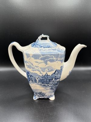 Porcelain. England. Johnson Brothers. Coffee Pot with Lid. Olde English Countryside Blue &amp; White. 7.25"H