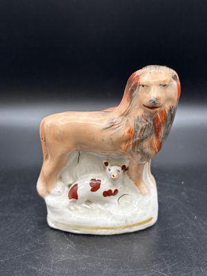 Figurine. England. Staffordshire Pottery. Lion with Lamb. Antique. 3"L