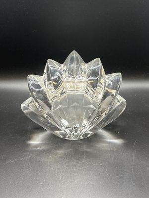 Clock. Germany. Mikasa. Quartz Crystal Flower-shaped Desk Clock. 6"W x 5"H