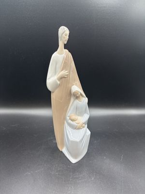 Figurines. Spain. Lladro. "Nativity Scene" Porcelain Figure. 9"H