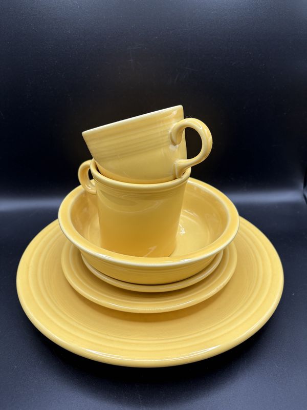 Dinnerware Set. USA. Homer Laughlin. Fiestaware. Sunflower Yellow. 6-Piece Set (Service for 1)