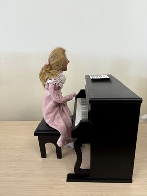 Figure. USA. Byers' Choice. Pianist. Piano is 9.75"L x 6.75"H. Girl is 10"H