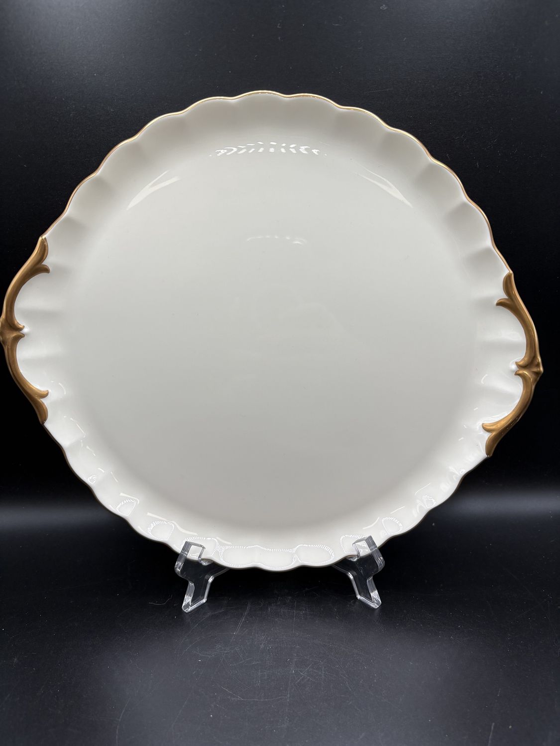 Dishware. Japan. Mikasa. &quot;Gentle Breeze&quot; Ivory Bone China Dinner Plate w/ Gold Trim. 11&quot;W