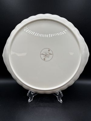 Dishware. Japan. Mikasa. "Gentle Breeze" Ivory Bone China Dinner Plate w/ Gold Trim. 11"W