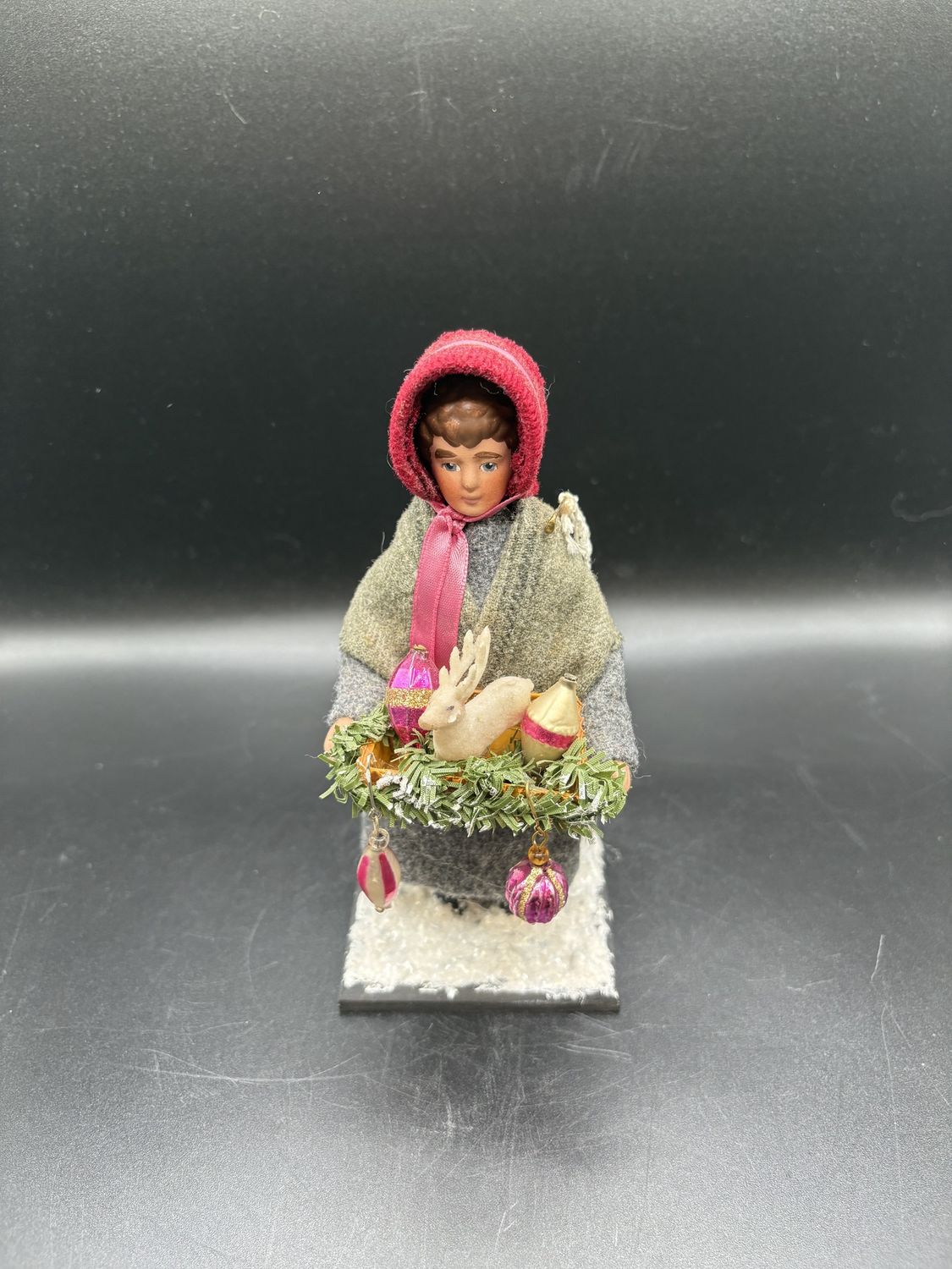 Decor. USA. Elaine Roesle. The St. Nicholas Collection. Brunette Christmas Peddlar. Handmade. 6"H