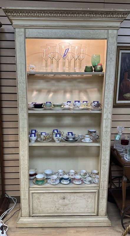 Furniture. French Provincial Curio Display Cabinet w/Lights. 40"W x 15"D x 78"H