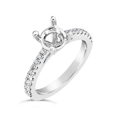Graduated round diamonds engagement ring