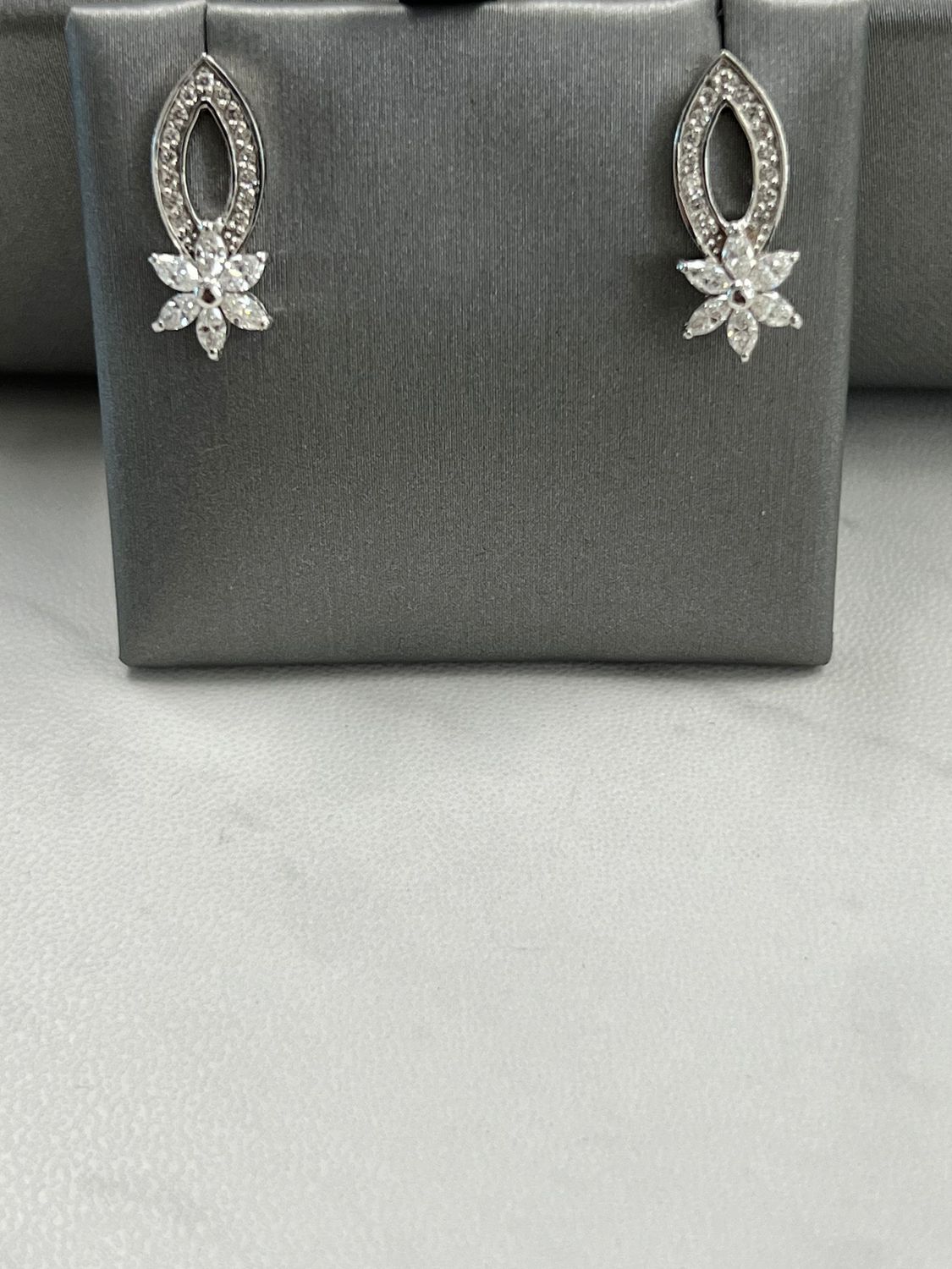 Flower design marquise and round diamond earring