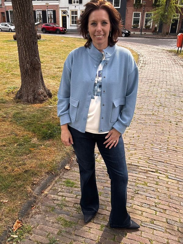 Esther draagt een blazer uit de collectie damesmode 40+, classy en comfortabel gestyled in de winkel