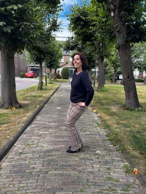 Damesbroek met comfortabele pasvorm voor vrouwen 40+, gestyled door Esther voor de winkel