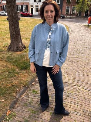 Esther draagt een blazer uit de collectie damesmode 40+, classy en comfortabel gestyled in de winkel