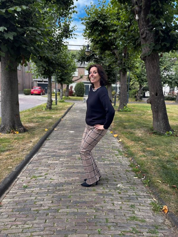 Damesbroek met comfortabele pasvorm voor vrouwen 40+, gestyled door Esther voor de winkel
