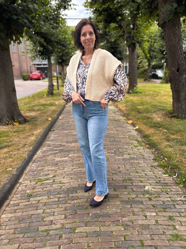 Comfortabele trui en vest voor dames 40+, stijlvol gecombineerd door Esther voor de winkel