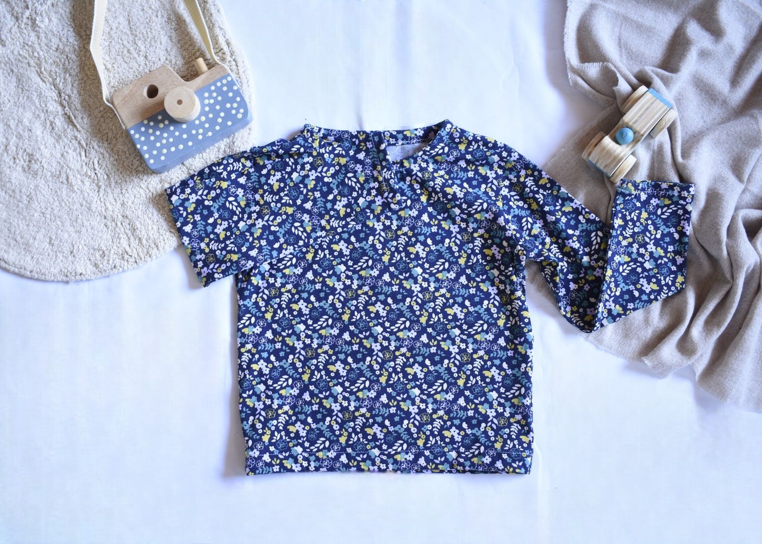 Camiseta Azul de Manga Larga de Flores