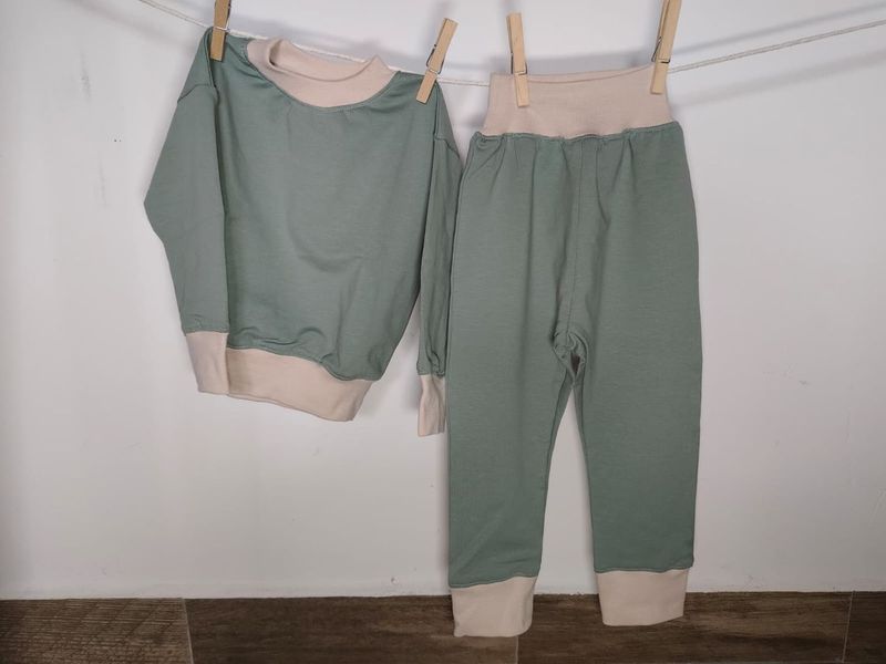 Sudadera Infantil de Algodón Orgánico Verde con Puños