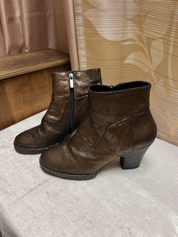 gold crackle boots