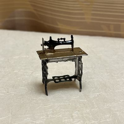 mini sewing machine decor