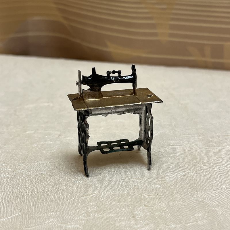 mini sewing machine decor