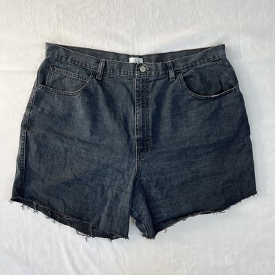 black denim frayed hem shorts