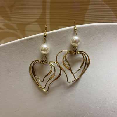 Pearl spinner heart earrings