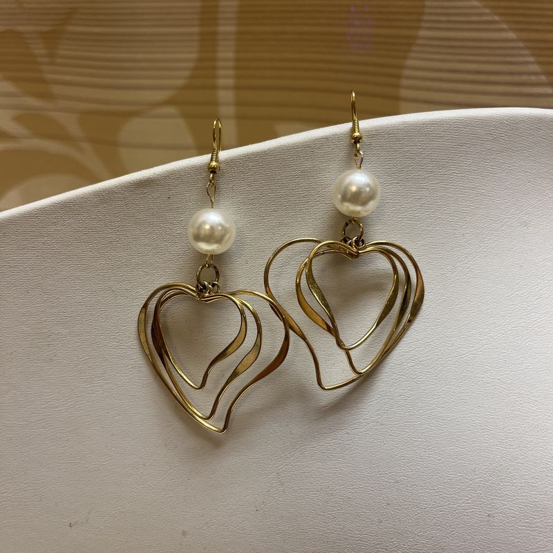 Pearl spinner heart earrings