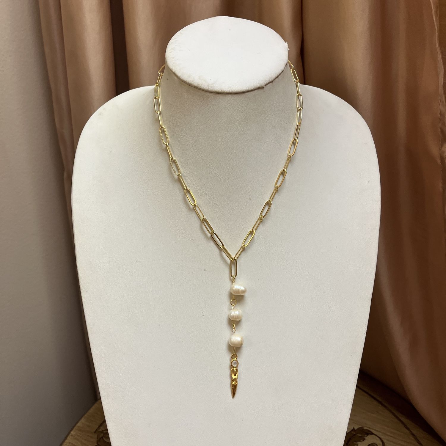 female form pearl drop necklace