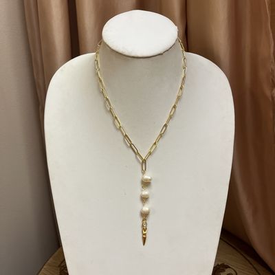 female form pearl drop necklace