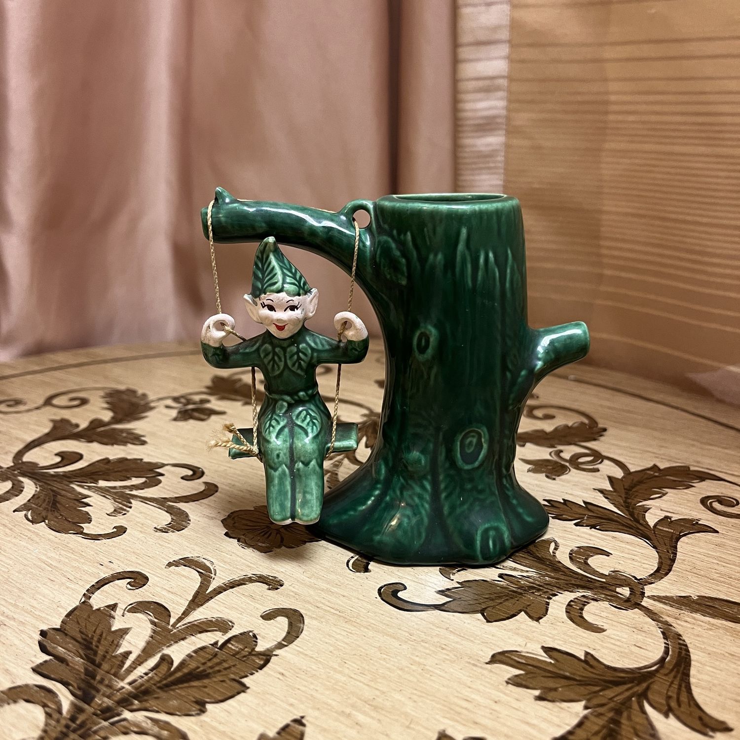 Elf swing vase