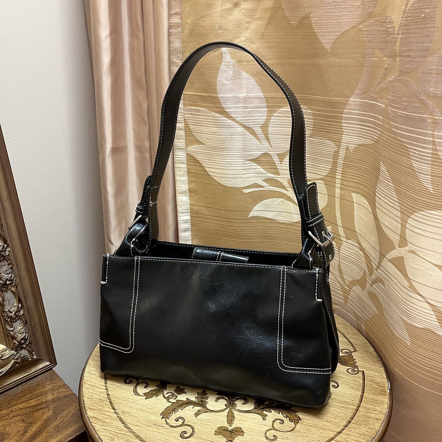 outline black bag
