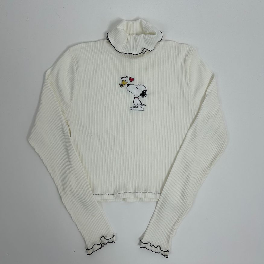 white smak turtleneck