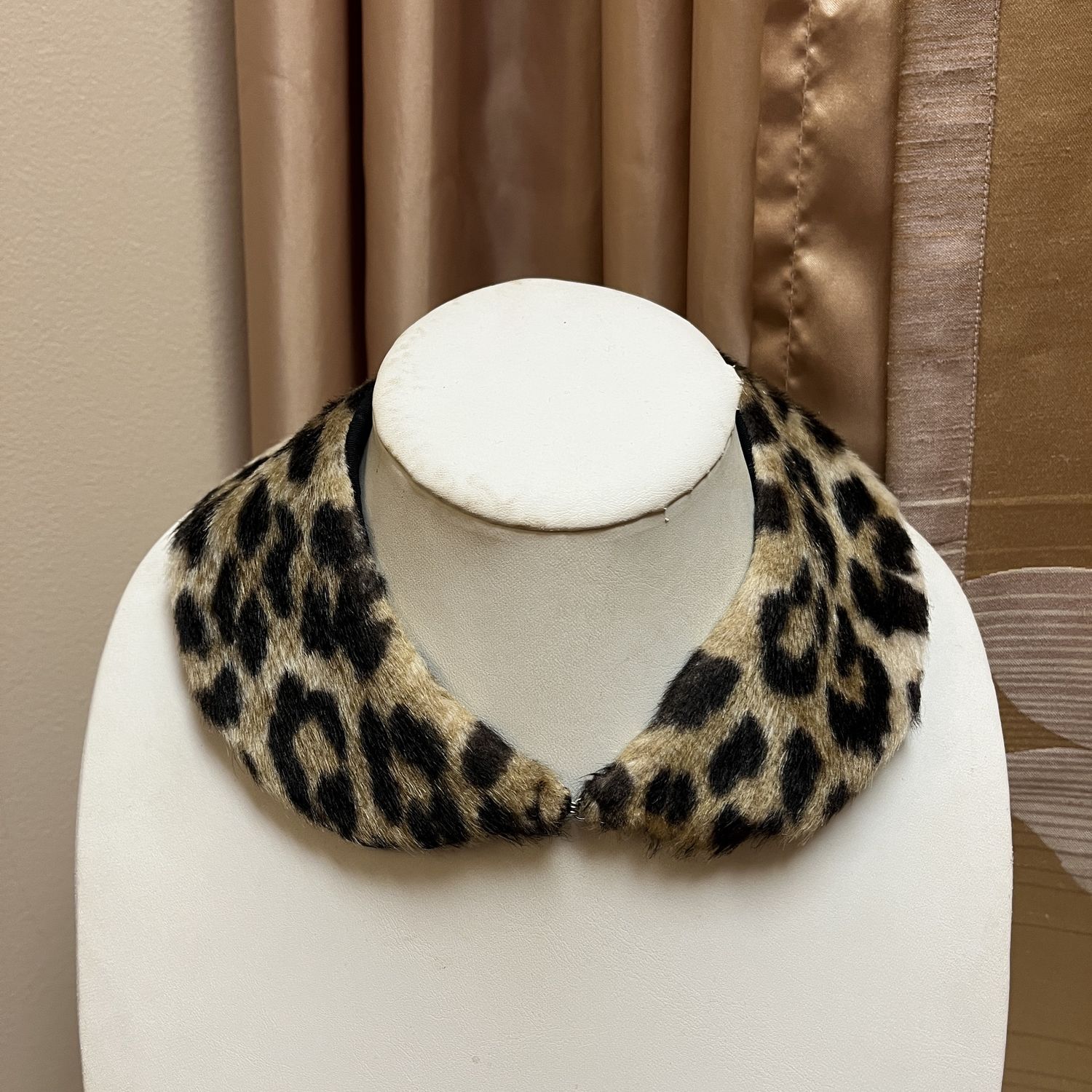 animal print fur collar