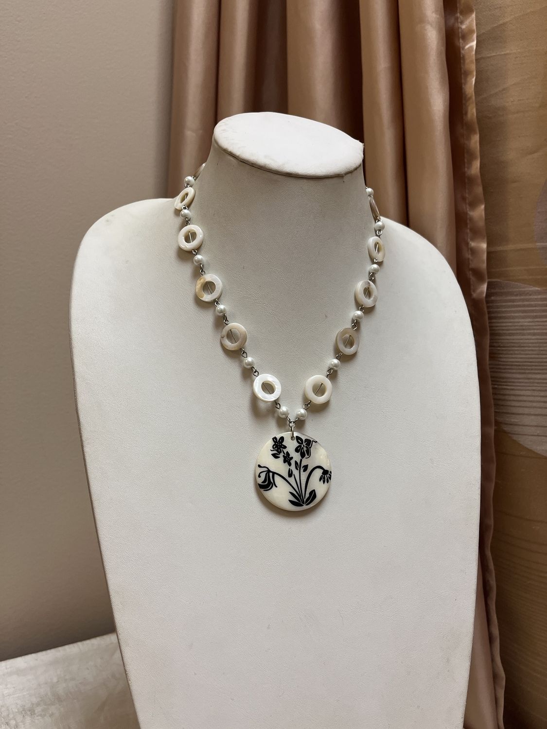 Black and White Flower Pearl Pendant Necklace