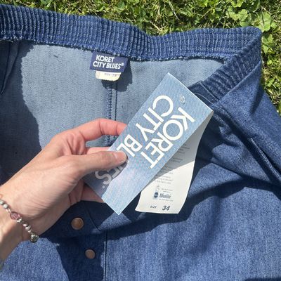 button denim skirt