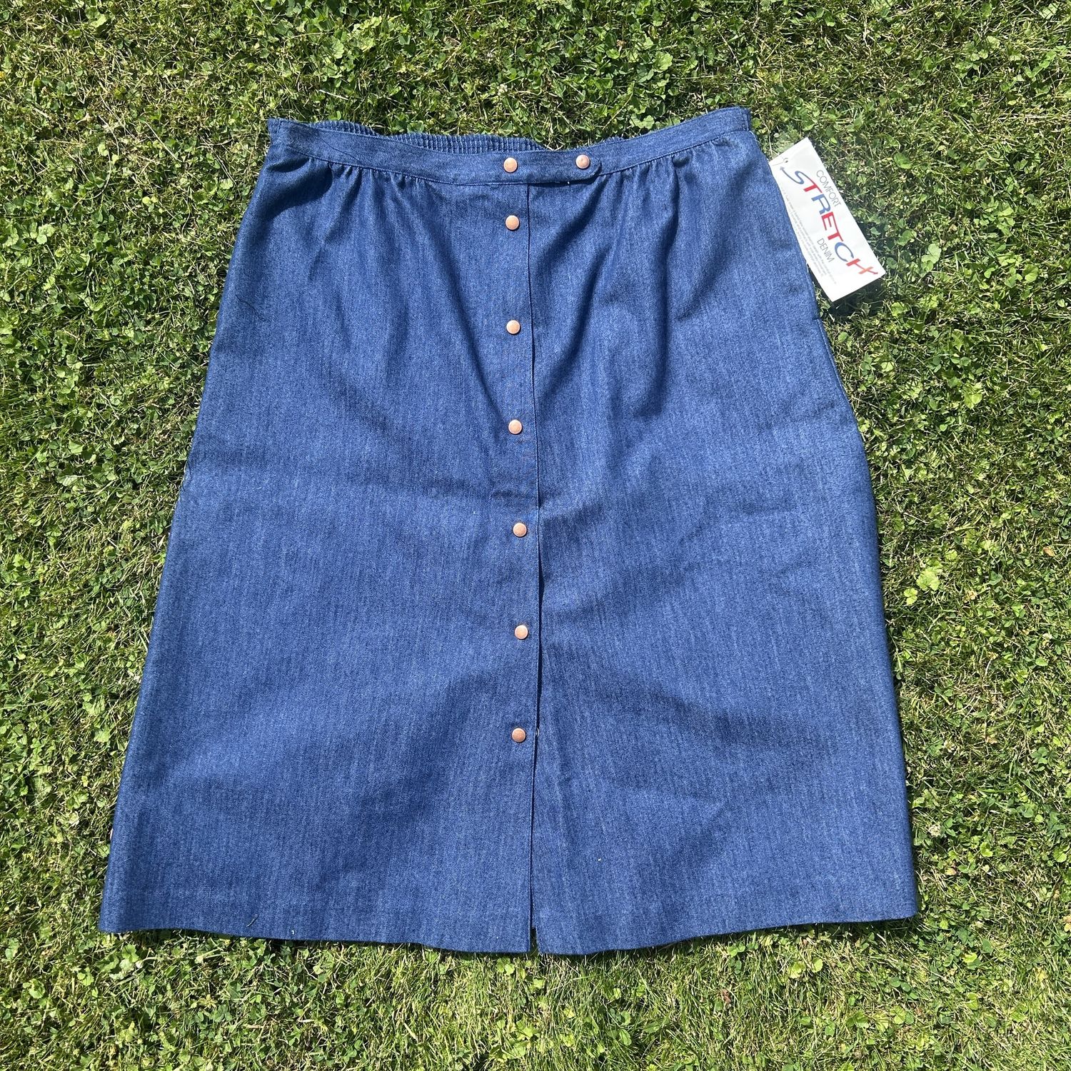 button denim skirt