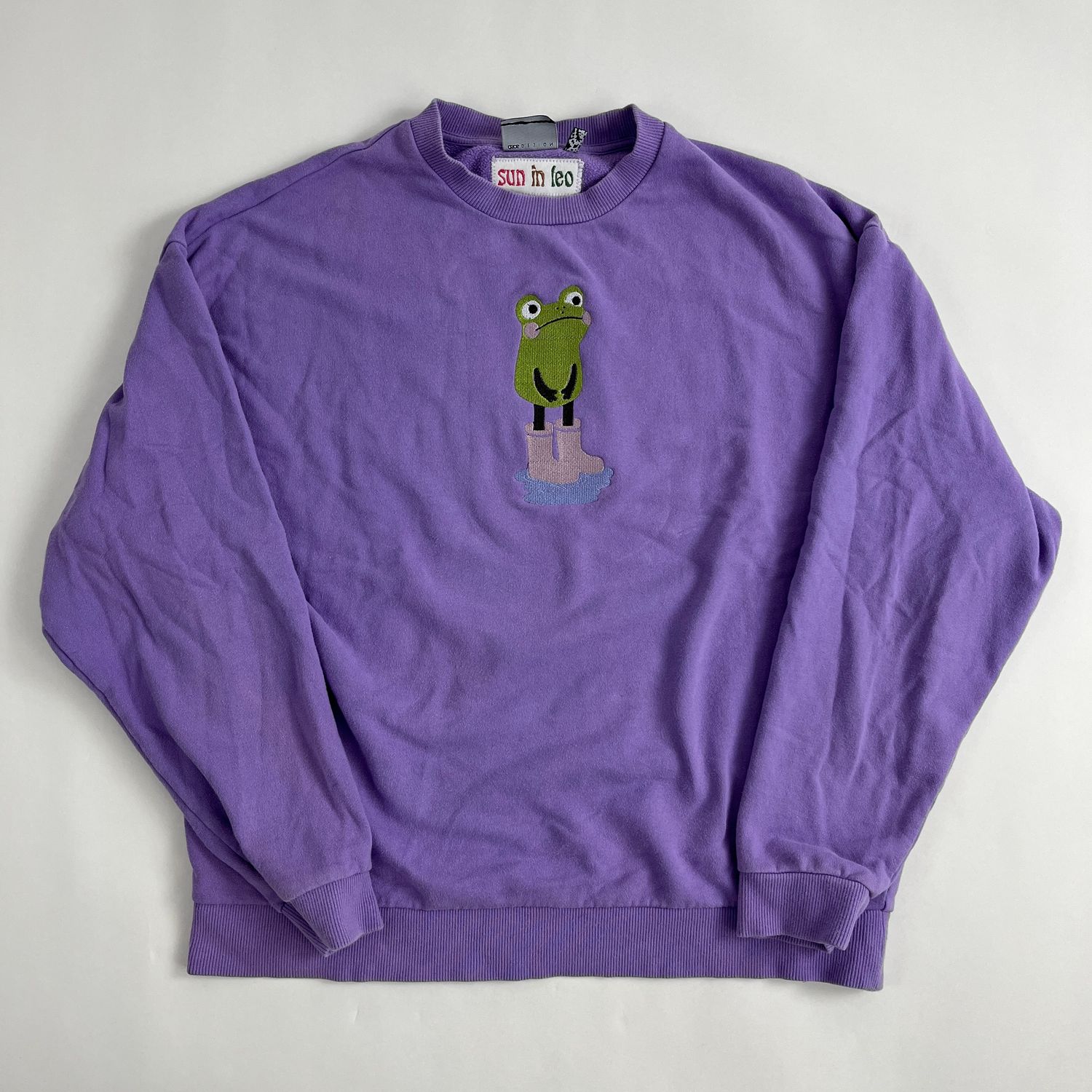 Rainy Frog Embroidery, Style: Purple Crewneck
