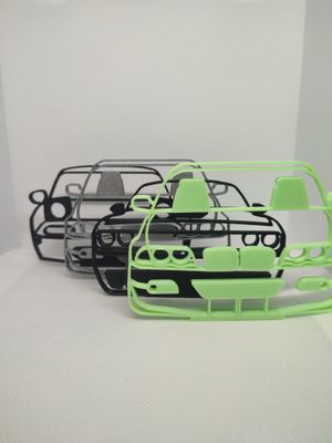 Figurka personalizowana z modelem samochodu. Przód samochodu statuetka