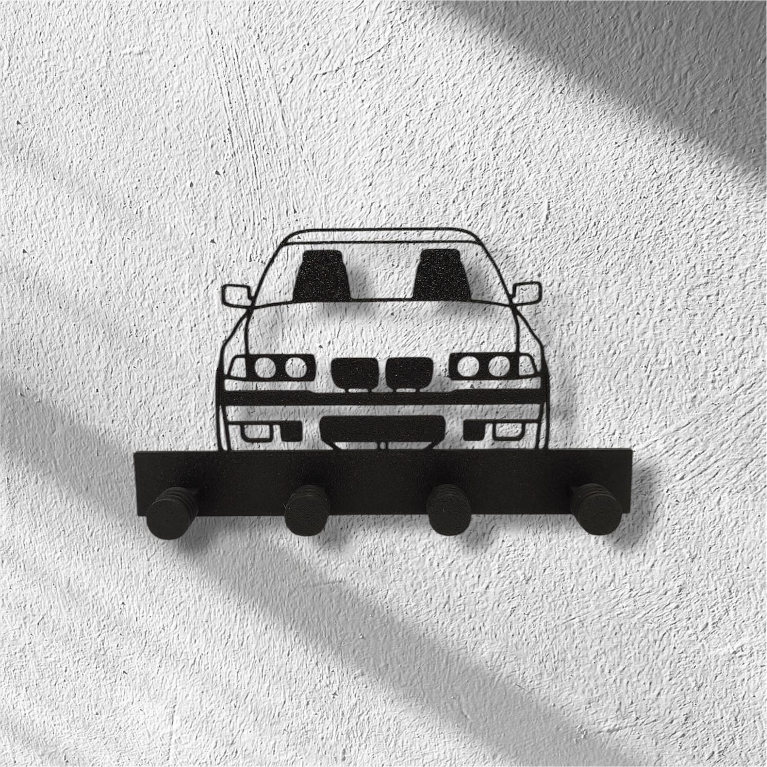 Plastikowy organizer na klucze BMW e36 – czarny, lekki i trwały. Stylowa dekoracja do domu, garażu lub warsztatu. Montaż bez wiercenia na taśmie dwustronnej. Idealny prezent dla fana BMW na Dzień Chłopaka, urodziny lub święta.