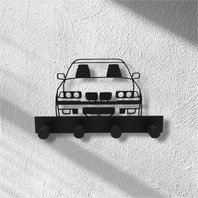 Plastikowy organizer na klucze BMW e36 – czarny, lekki i trwały. Stylowa dekoracja do domu, garażu lub warsztatu. Montaż bez wiercenia na taśmie dwustronnej. Idealny prezent dla fana BMW na Dzień Chłopaka, urodziny lub święta.