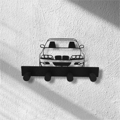 Plastikowy wieszak ścienny na klucze BMW e46 – czarny, lekki i trwały. Stylowa dekoracja do domu, garażu lub warsztatu. Montaż bez wiercenia na taśmie dwustronnej. Idealny prezent dla fana BMW na Dzień Chłopaka, urodziny lub święta.