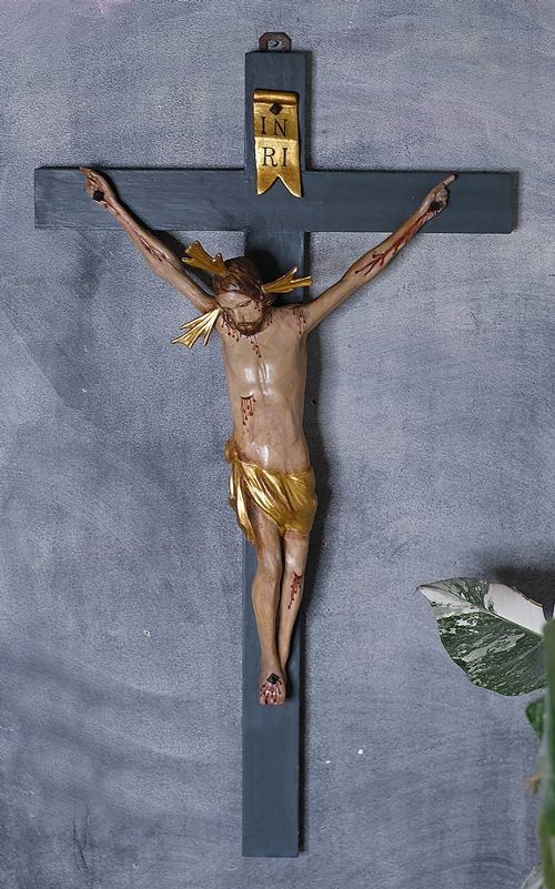 Drewniany krzyż z Jezusem ukrzyżowanym 1968 r