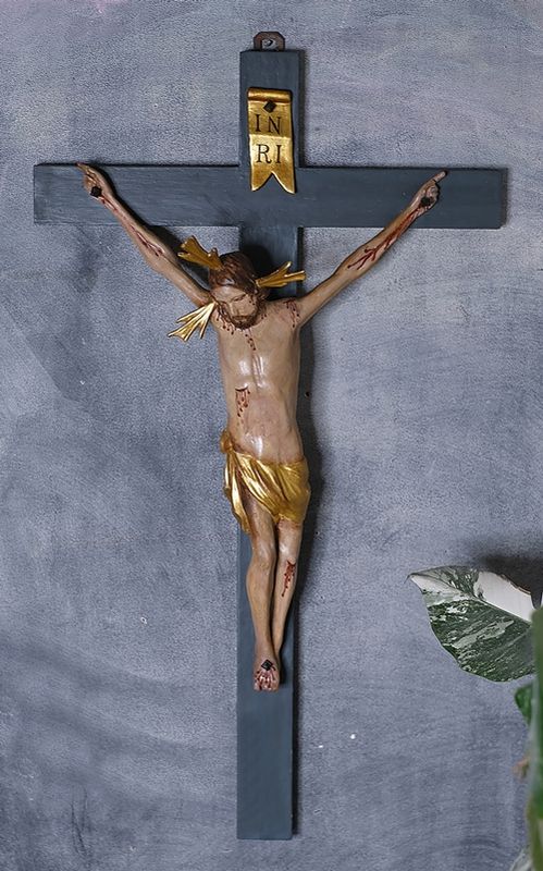 Drewniany krzyż z Jezusem ukrzyżowanym 1968 r