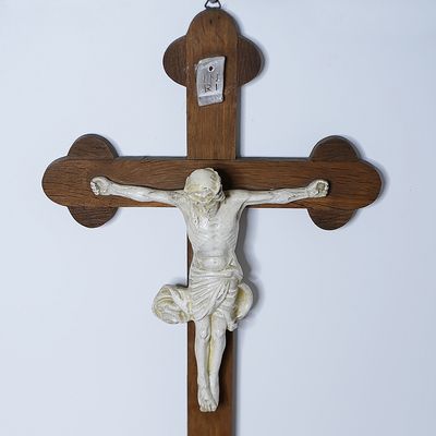 Przedwojenny krzyż z Jezusem ukrzyżowanym