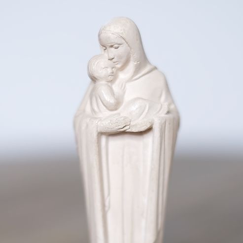 Figurka Matki Bożej z dzieciątkiem