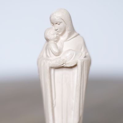 Figurka Matki Bożej z dzieciątkiem