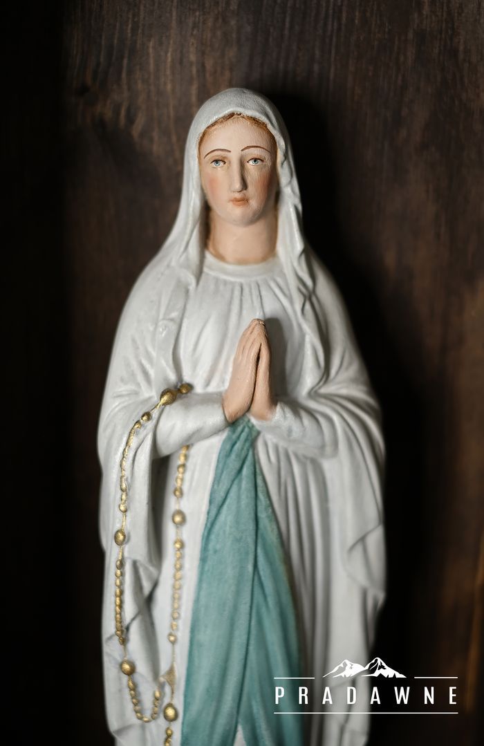Figurka z kapliczką. Matka Boża 