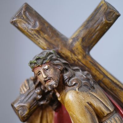 Figurka Jezus dzwigający krzyż