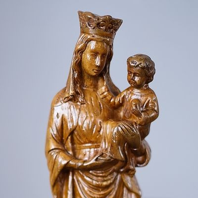Figurka Matki Bożej z dzieciątkiem