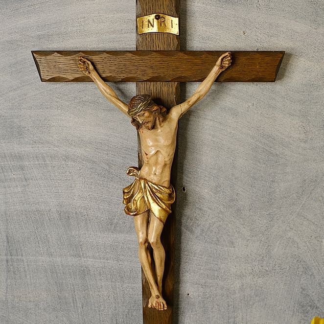 Krzyż z rzeźbą Jezusa ukrzyżowanego