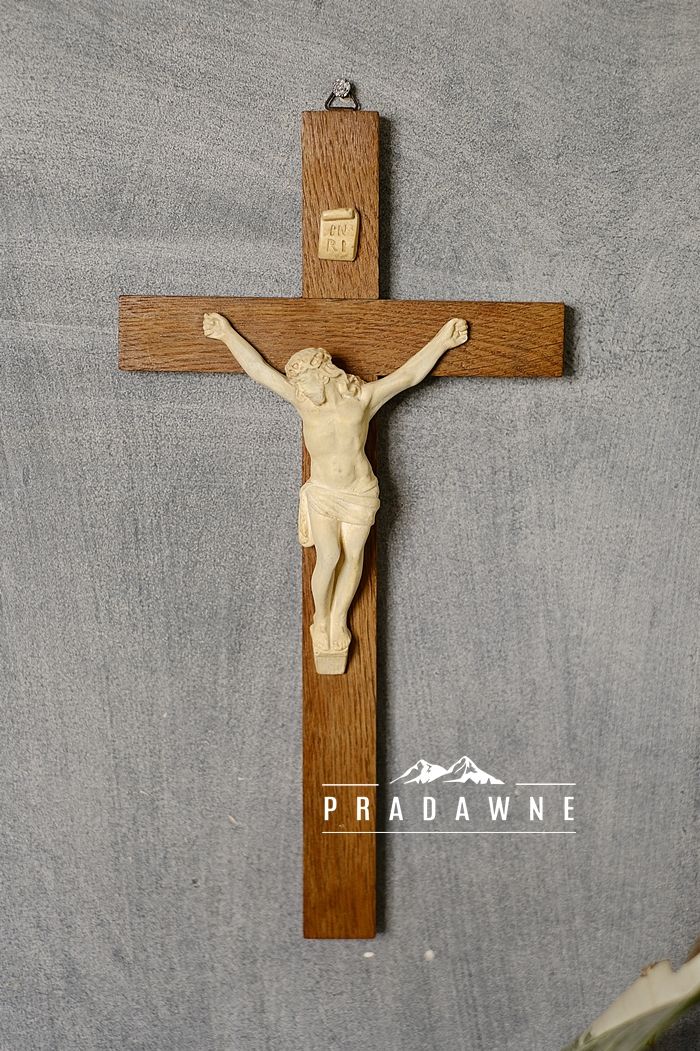 Stary drewniany krzyż z figurką Jezusa