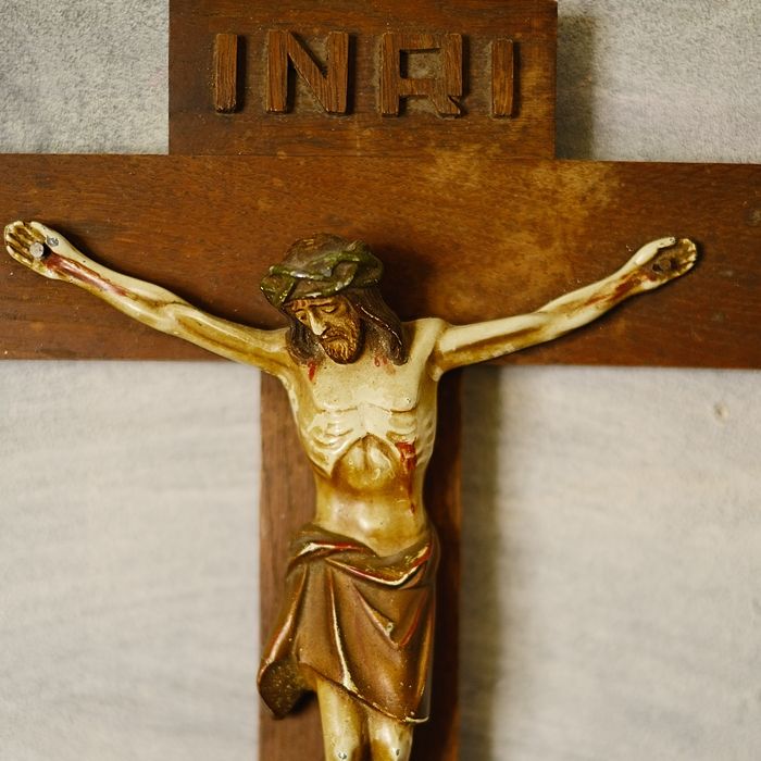 Drewniany krzyż z Jezusem